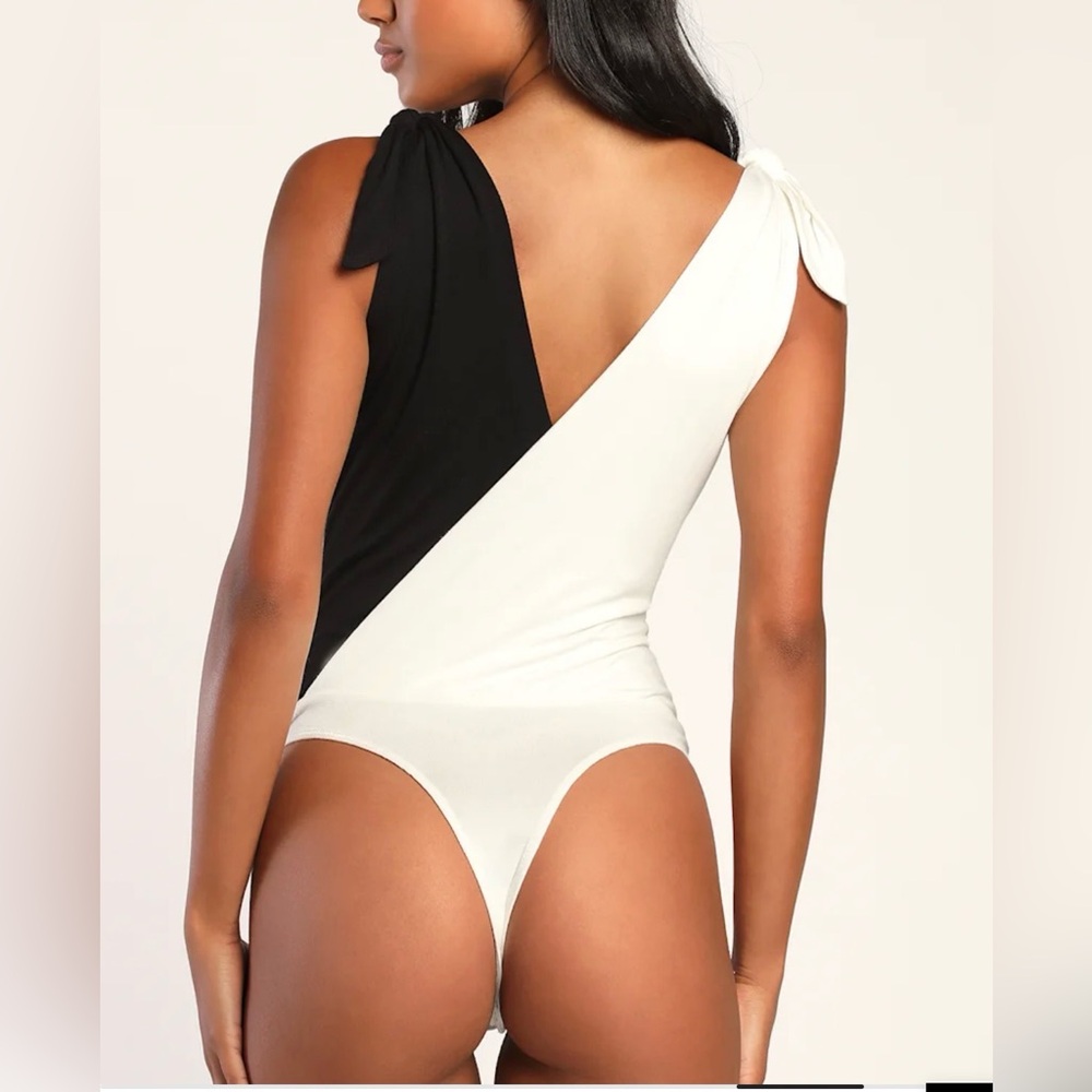 LULUS Opposites Attract Black and White Tie-Strap Bodysuit NWT SIZE MEDIUM - Picture 3 of 8